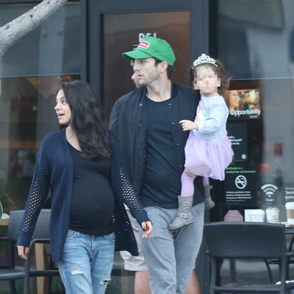 Mila Kunis enceinte est allée prendre le petit déjeuner avec son mari Ashton Kutcher, sa fille Wyatt et son père Mark Kunis à Beverly Hills, le 30 octobre 2016 