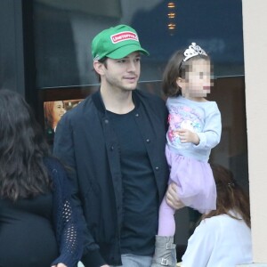 Mila Kunis enceinte est allée prendre le petit déjeuner avec son mari Ashton Kutcher, sa fille Wyatt et son père Mark Kunis à Beverly Hills, le 30 octobre 2016 