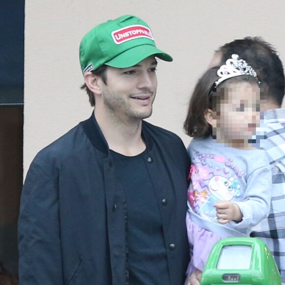 Mila Kunis enceinte est allée prendre le petit déjeuner avec son mari Ashton Kutcher, sa fille Wyatt et son père Mark Kunis à Beverly Hills, le 30 octobre 2016 