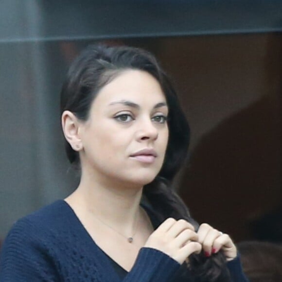 Mila Kunis enceinte est allée prendre le petit déjeuner avec son mari Ashton Kutcher, sa fille Wyatt et son père Mark Kunis à Beverly Hills, le 30 octobre 2016 