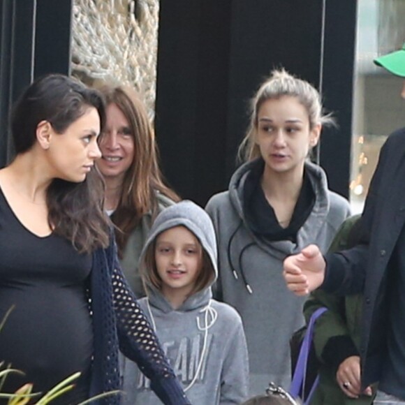 Mila Kunis enceinte est allée prendre le petit déjeuner avec son mari Ashton Kutcher, sa fille Wyatt et son père Mark Kunis à Beverly Hills, le 30 octobre 2016 
