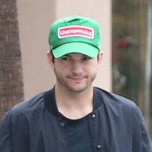 Mila Kunis enceinte est allée prendre le petit déjeuner avec son mari Ashton Kutcher, sa fille Wyatt et son père Mark Kunis à Beverly Hills, le 30 octobre 2016 