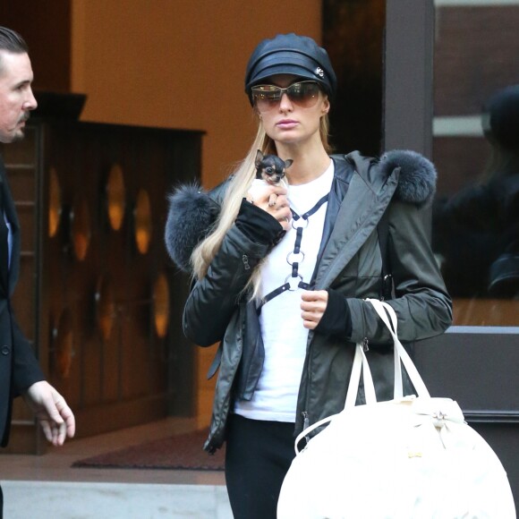 Paris Hilton se balade avec son nouveau petit chiwawa adopté pour la modique somme de 8000 dollars à New York! Le 11 octobre 2016
