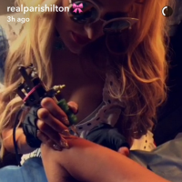 Paris Hilton s'improvise tatoueuse pour une séance d'autographes nocturne !