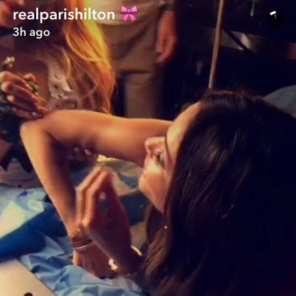 Paris Hilton s'improvise tatoueuse et tatoue son autographe sur le bras de sa copine Jasmine Walz lors de la soirée d'Halloween du magazine Treats, le 29 octobre 2016. Photo extraite d'une vidéo publiée sur le compte Snapchat de l'héritière.