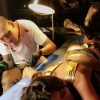 Paris Hilton s'improvise tatoueuse et tatoue son autographe sur le bras de sa copine Jasmine Walz lors de la soirée d'Halloween du magazine Treats, le 29 octobre 2016. Photo extraite d'une vidéo publiée sur le compte Snapchat de l'héritière.