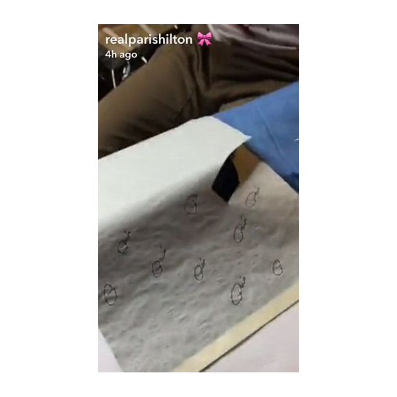 Paris Hilton s'improvise tatoueuse et tatoue son autographe sur le bras de sa copine Jasmine Walz lors de la soirée d'Halloween du magazine Treats, le 29 octobre 2016. Photo extraite d'une vidéo publiée sur le compte Snapchat de l'héritière.