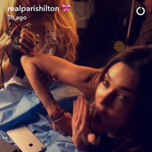 Paris Hilton s'improvise tatoueuse et tatoue son autographe sur le bras de sa copine Jasmine Walz lors de la soirée d'Halloween du magazine Treats, le 29 octobre 2016. Photo extraite d'une vidéo publiée sur le compte Snapchat de l'héritière.