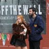 Scout Willis discute un charmant inconnu dont elle semble très proche dans la rue dans le quartier de East Village à New York, le 23 octobre 2014.