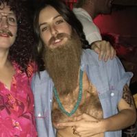 Scout Willis : Longue barbe et seins recouverts de poils, son Halloween déjanté