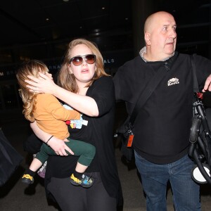 La chanteuse Adele et son fils Angelo Konecki arrivent à l'aéroport LAX de Los Angeles le 3 janvier 2015