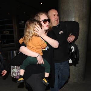 La chanteuse Adele et son fils Angelo Konecki arrivent à l'aéroport LAX de Los Angeles le 3 janvier 2015