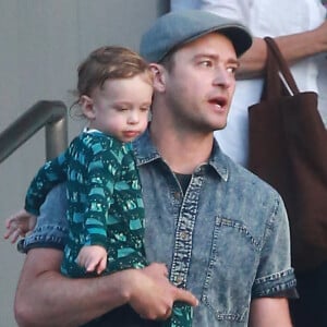 Justin Timberlake et sa femme Jessica Biel sortent de chez eux avec leur fils Silas Randall Timberlake à Los Angeles, Californie, Etats-Unis, le 6 août 2016.