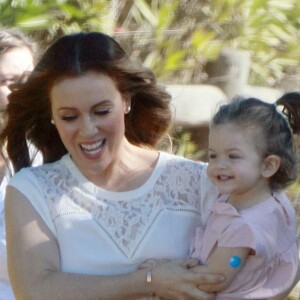 Exclusif - Alyssa Milano se promène avec sa fille Elizabella sur le tournage d'un spot publicitaire pour Atkins à Los Angeles. Le 19 novembre 2015 © CPA / Bestimage