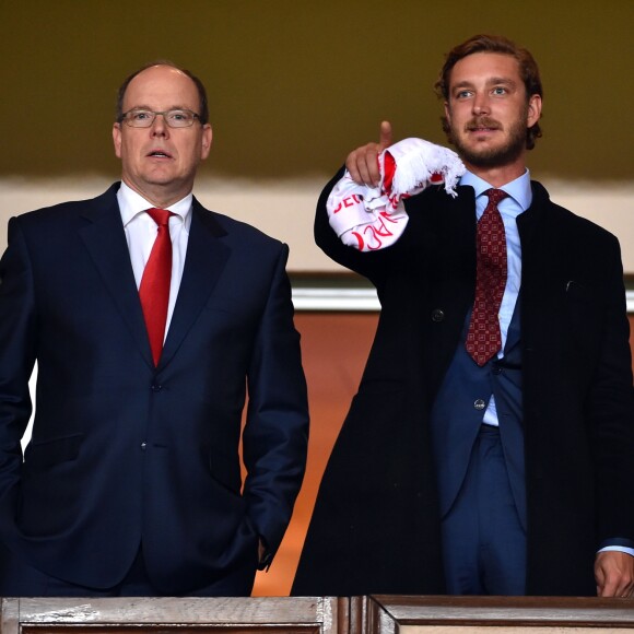 Le prince Albert II de Monaco et Pierre Casiraghi au Stade Louis-II lors de la victoire en Ligue des Champions de l'AS Monaco contre le CSKA Moscou (3-0), le 2 novembre 2016. L'ASM a remporté la rencontre 3 à 0. © Bruno Bebert/Bestimage