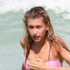 Hailey Baldwin sur une plage de Miami le 14 juillet 2012