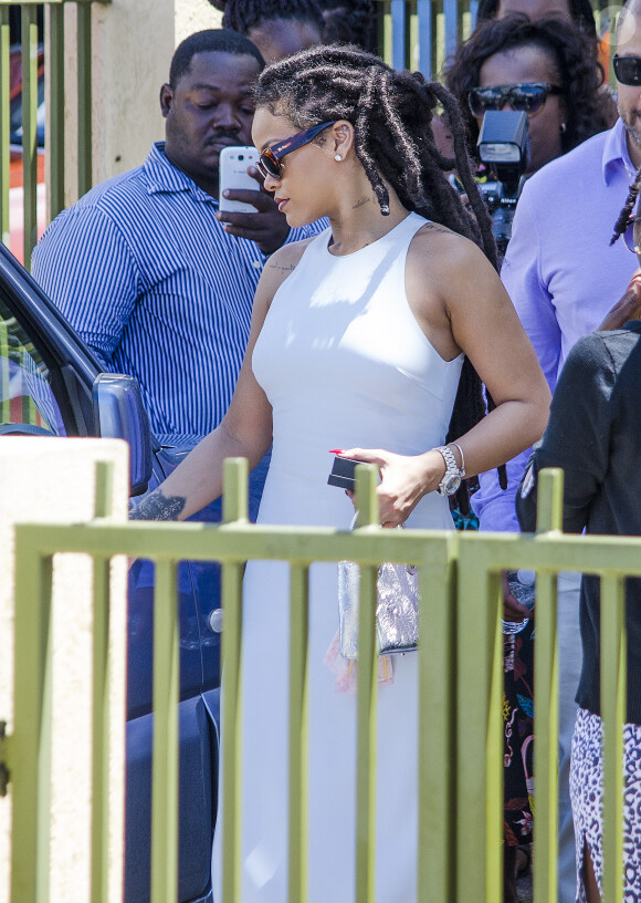 Rihanna assiste au baptême de son neveu Nicoli Carter dans une église à la Barbade le 9 octobre 2016.
