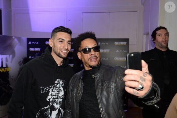 Javier Pastore et JoeyStarr à la soirée de lancement du jeux "Call of Duty : Infinite Warfare" à Paris le 3 novembre 2016. © Rachid Bellak