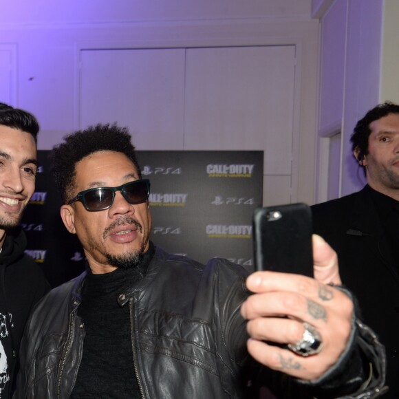 Javier Pastore et JoeyStarr à la soirée de lancement du jeux "Call of Duty : Infinite Warfare" à Paris le 3 novembre 2016. © Rachid Bellak