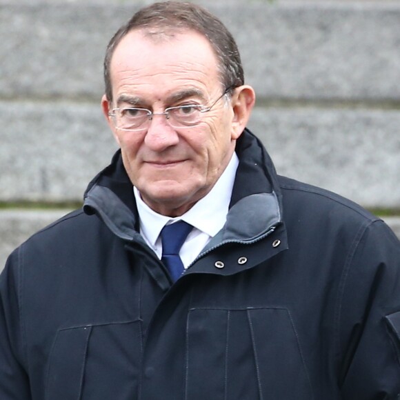 Jean-Pierre Pernaut - Sortie de la cérémonie religieuse des obsèques de Françoise Pernaut (Pillot) en la cathédrale Notre-Dame d'Amiens, France, le 19 octobre 2016, pour l'inhumation au cimetière de Bouvaincourt-sur-Bresle. © Crystal Pictures/Bestimage