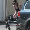 Exclusif - Anne Hathaway à la sortie de son cours de gym avec son mari Adam Shulman à Los Angeles. Le 1er octobre 2016os Angeles
