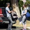 Exclusif - Anne Hathaway et son mari Adam Shulman arrivent à leur domicile avec leur fils Jonathan à Los Angeles le 28 septembre 2016.