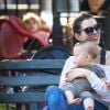 Anne Hathaway et son fils Jonathan dans un parc de Brooklyn à New York le 19 octobre 2016 