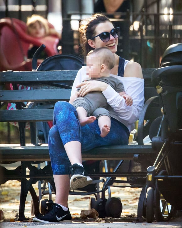 Anne Hathaway et son fils Jonathan dans un parc de Brooklyn à New York le 19 octobre 2016 