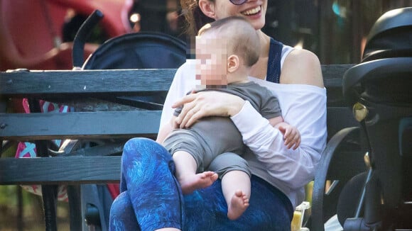 Anne Hathaway gaga de son irrésistible bébé Jonathan !