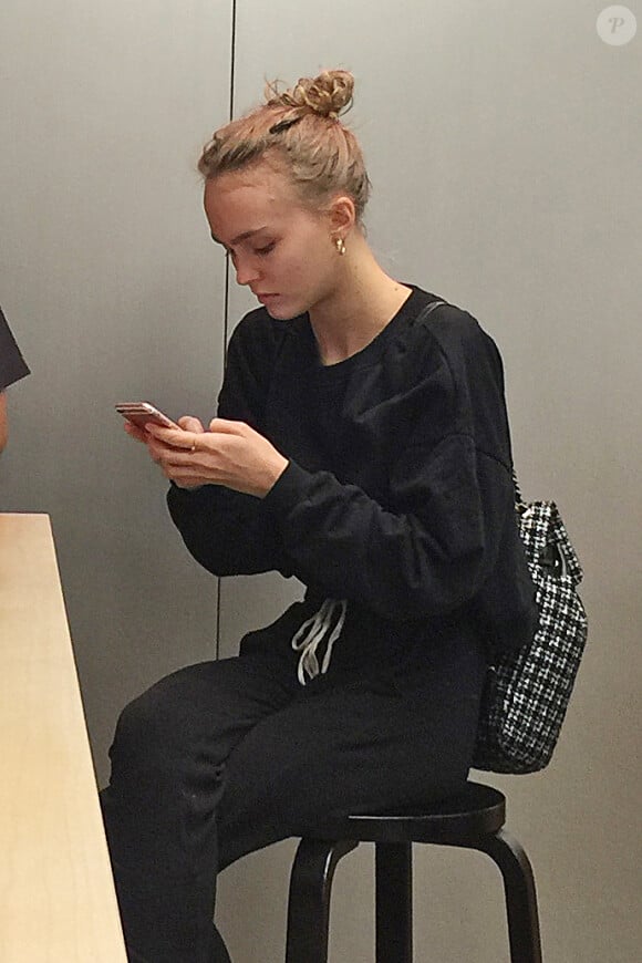 Exclusif - Lily-Rose Depp à l'Apple store du Beverly Center à Los Angeles, Californie, Etats-Unis, le 26 octobre 2016.