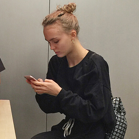 Exclusif - Lily-Rose Depp à l'Apple store du Beverly Center à Los Angeles, Californie, Etats-Unis, le 26 octobre 2016.