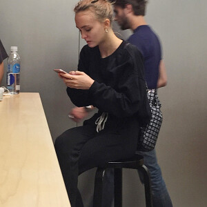 Exclusif - Lily-Rose Depp sans maquillage à l'Apple store du Beverly Center à Los Angeles, Californie, Etats-Unis, le 26 octobre 2016.