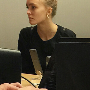 Exclusif - Lily-Rose Depp sans maquillage à l'Apple store du Beverly Center à Los Angeles, Californie, Etats-Unis, le 26 octobre 2016.