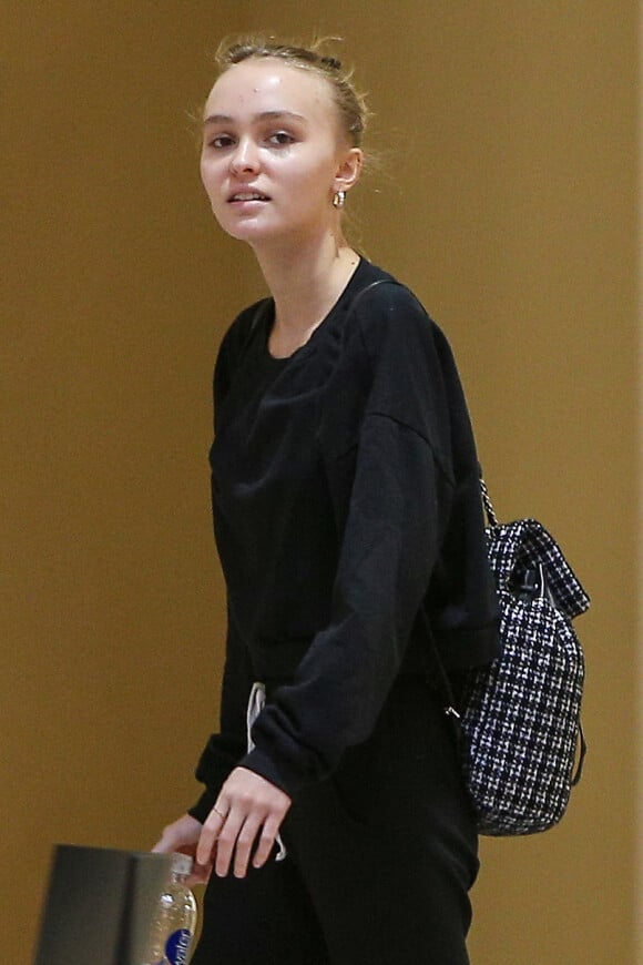 Exclusif - Lily-Rose Depp sans maquillage à l'Apple store du Beverly Center à Los Angeles, Californie, Etats-Unis, le 26 octobre 2016.