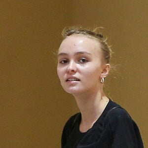 Exclusif - Lily-Rose Depp sans maquillage à l'Apple store du Beverly Center à Los Angeles, Californie, Etats-Unis, le 26 octobre 2016.