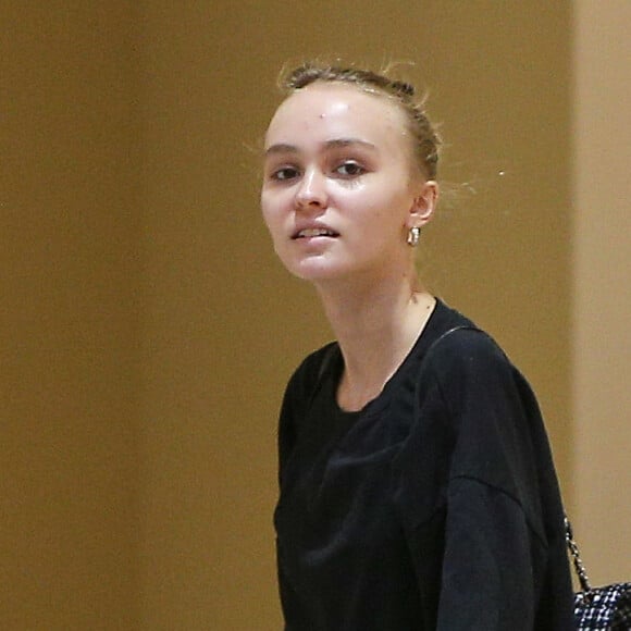 Exclusif - Lily-Rose Depp sans maquillage à l'Apple store du Beverly Center à Los Angeles, Californie, Etats-Unis, le 26 octobre 2016.