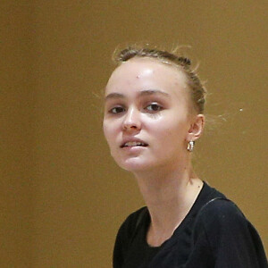 Exclusif - Lily-Rose Depp sans maquillage à l'Apple store du Beverly Center à Los Angeles, Californie, Etats-Unis, le 26 octobre 2016.