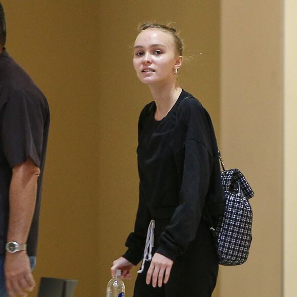 Exclusif - Lily-Rose Depp sans maquillage à l'Apple store du Beverly Center à Los Angeles, Californie, Etats-Unis, le 26 octobre 2016.