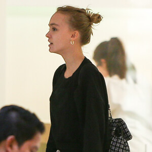 Exclusif - Lily-Rose Depp sans maquillage à l'Apple store du Beverly Center à Los Angeles, Californie, Etats-Unis, le 26 octobre 2016.