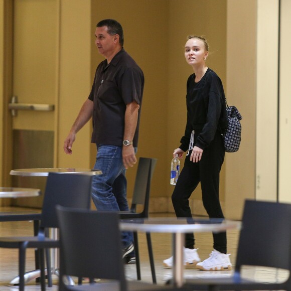 Exclusif - Lily-Rose Depp au naturel à l'Apple store du Beverly Center à Los Angeles, Californie, Etats-Unis, le 26 octobre 2016.