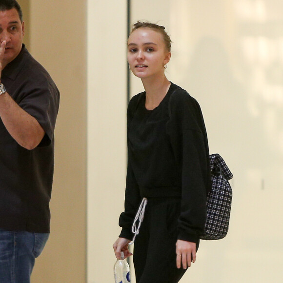 Exclusif - Lily-Rose Depp sans maquillage à l'Apple store du Beverly Center à Los Angeles, Californie, Etats-Unis, le 26 octobre 2016.