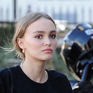 Exclusif - Lily-Rose Depp est allée déjeuner avec des amis à Los Feliz. Le 17 octobre 2016