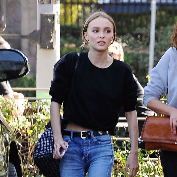 Exclusif - Lily-Rose Depp est allée déjeuner avec des amis à Los Feliz. Le 17 octobre 2016