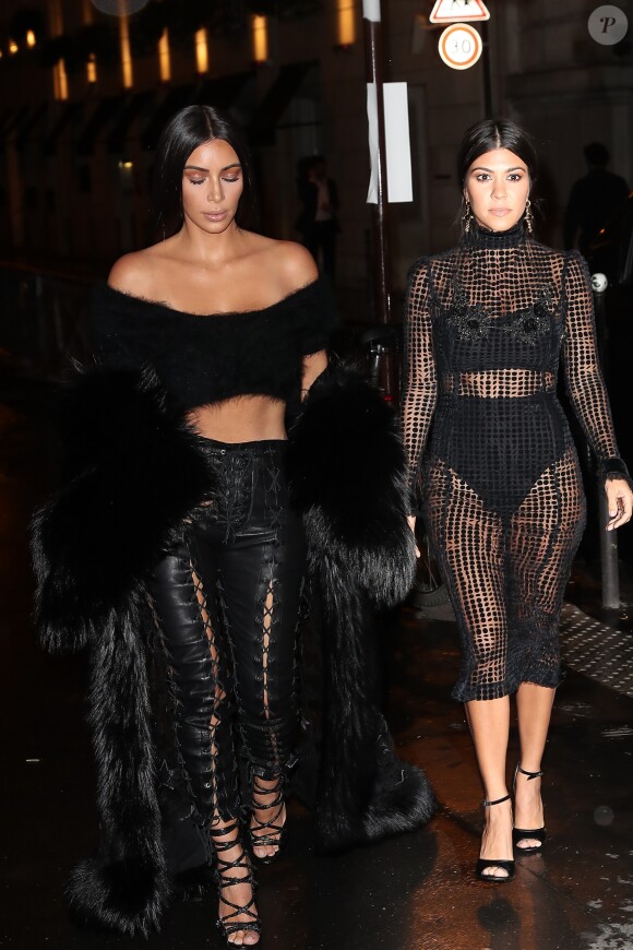 Kim Kardashian et sa soeur Kourtney arrivent à l'hôtel Ritz à Paris le 30 septembre 2016. © Cyril Moreau/Bestimage