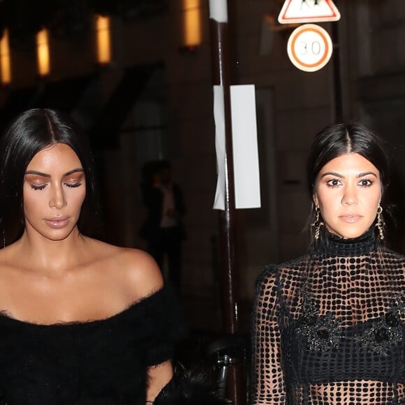 Kim Kardashian et sa soeur Kourtney arrivent à l'hôtel Ritz à Paris le 30 septembre 2016. © Cyril Moreau/Bestimage