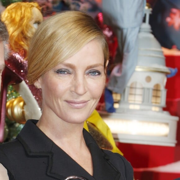 Uma Thurman, arborant des souliers et une pochette Jimmy Choo, inaugure les vitrines de noël du magasin Printemps Haussman à Paris le 3 novembre 2016. © Coadic Guirec / Bestimage