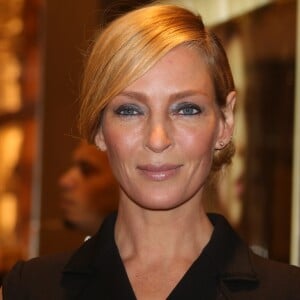 Uma Thurman, arborant des souliers et une pochette Jimmy Choo, inaugure les vitrines de noël du magasin Printemps Haussman à Paris le 3 novembre 2016. © Coadic Guirec / Bestimage