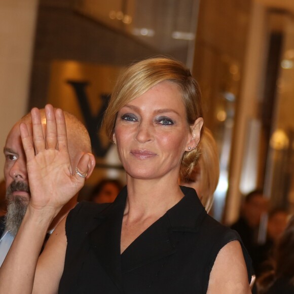 Uma Thurman, arborant des souliers et une pochette Jimmy Choo, inaugure les vitrines de noël du magasin Printemps Haussman à Paris le 3 novembre 2016. © Coadic Guirec / Bestimage