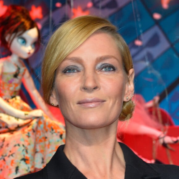 Uma Thurman, arborant des souliers et une pochette Jimmy Choo, inaugure les vitrines de noël du magasin Printemps Haussman à Paris le 3 novembre 2016. © Coadic Guirec / Bestimage