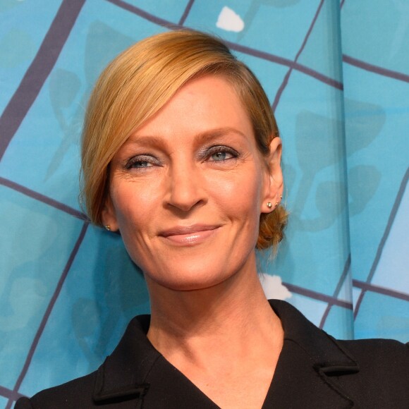 Uma Thurman, arborant des souliers et une pochette Jimmy Choo, inaugure les vitrines de noël du magasin Printemps Haussman à Paris le 3 novembre 2016. © Coadic Guirec / Bestimage